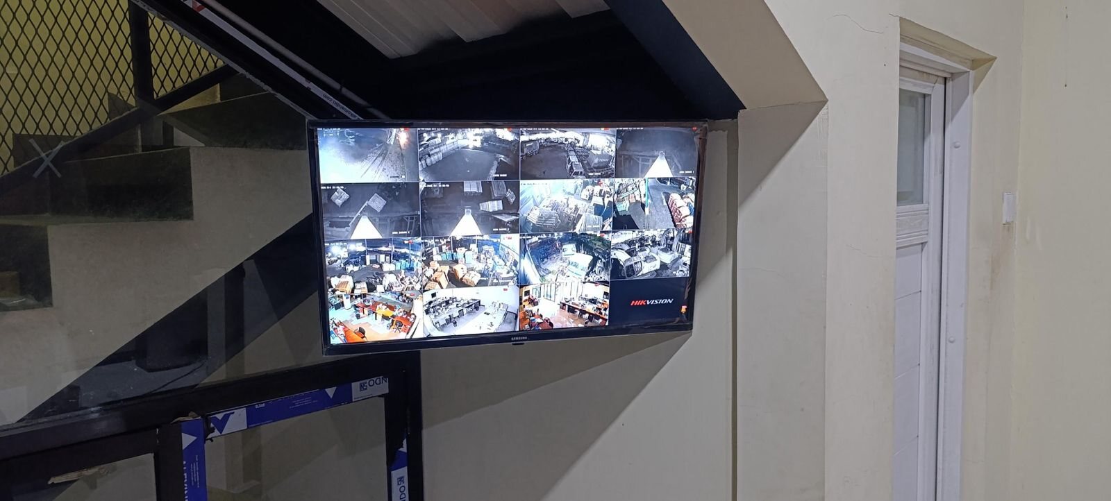 Pemantauan CCTV area gudang