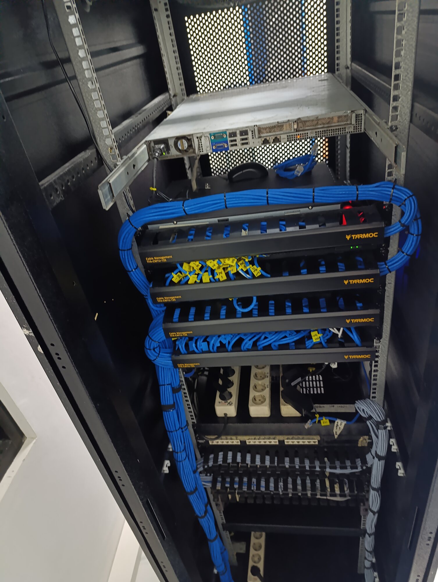 Penataan kabel jaringan pada rack server